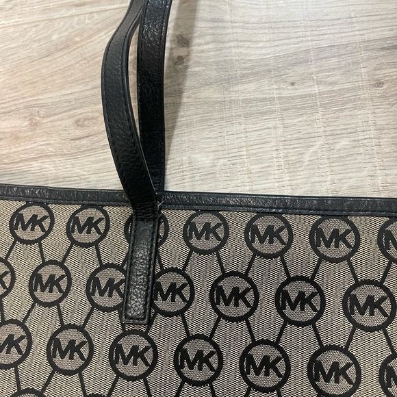 Authentic Large Michael Kors bag - Picture 9 of 16